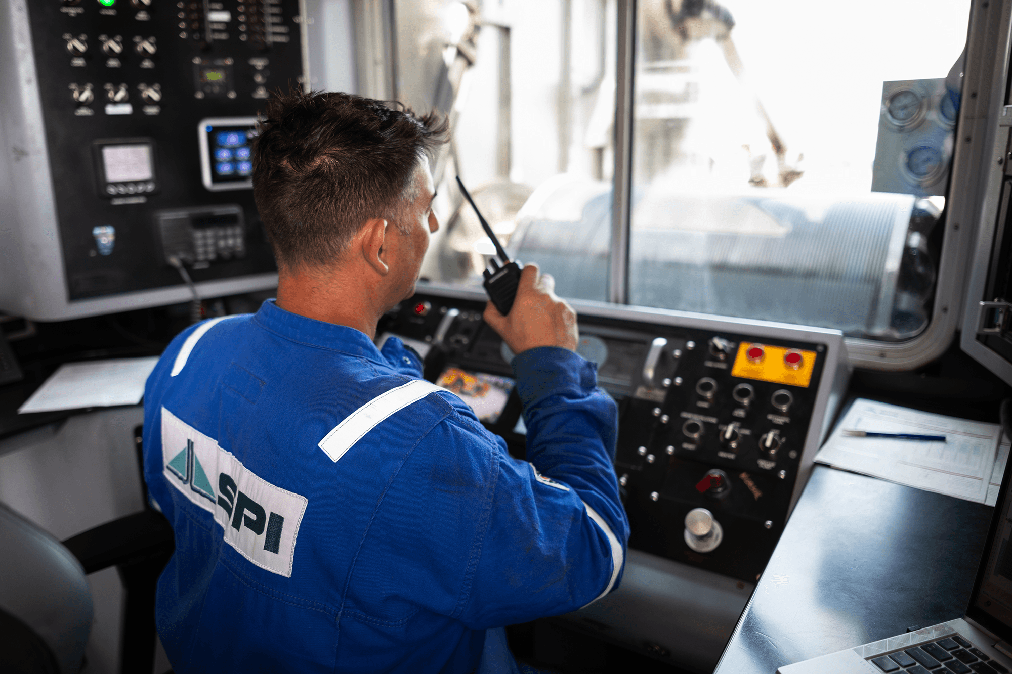 Operador de SPI en cabina de control