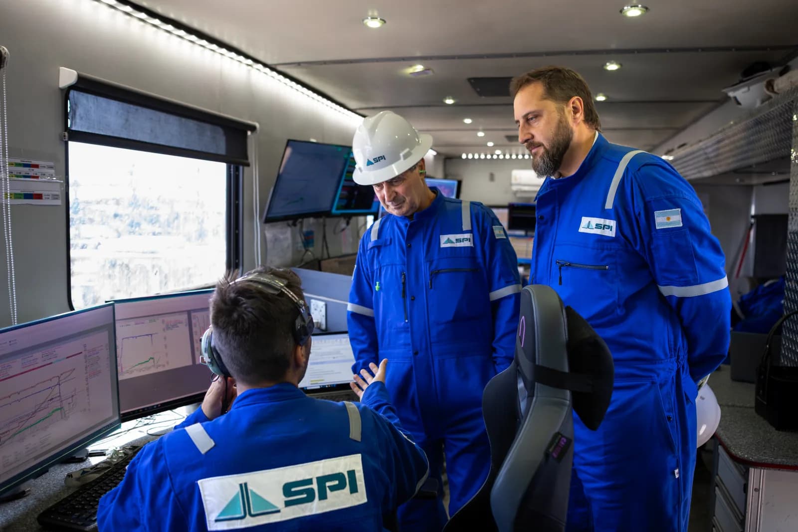 Equipo de SPI trabajando en la cabina de control
